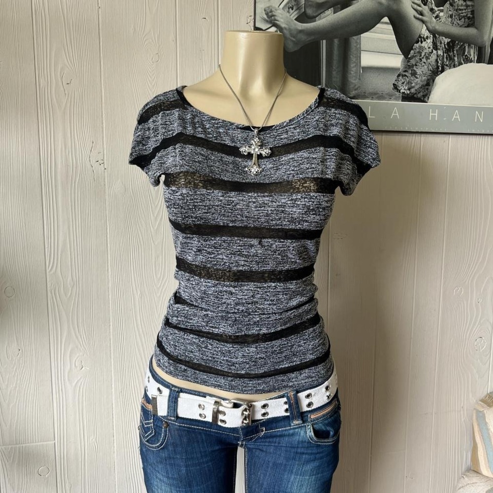 Sexy stripped stretchy 2012 tumblr fitted Guess tee 🎛️🎚️🖤🩶
